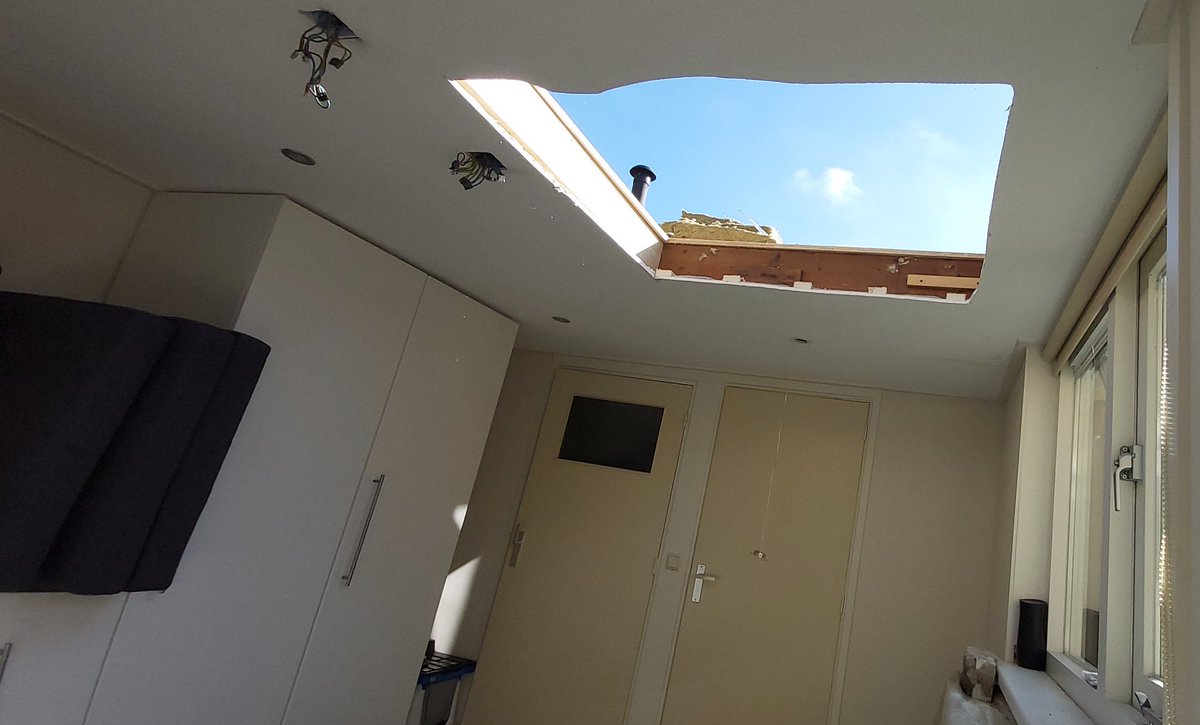 broekmanvof's tweet photo. Bij deze woning vervangen we de oude dakbedekking en breiden we de overkapping uit. Door een lichtkoepel te plaatsen op het platte dak van de bestaande aanbouw komt er veel meer daglicht binnen. https://t.co/1A2M7xrFIk