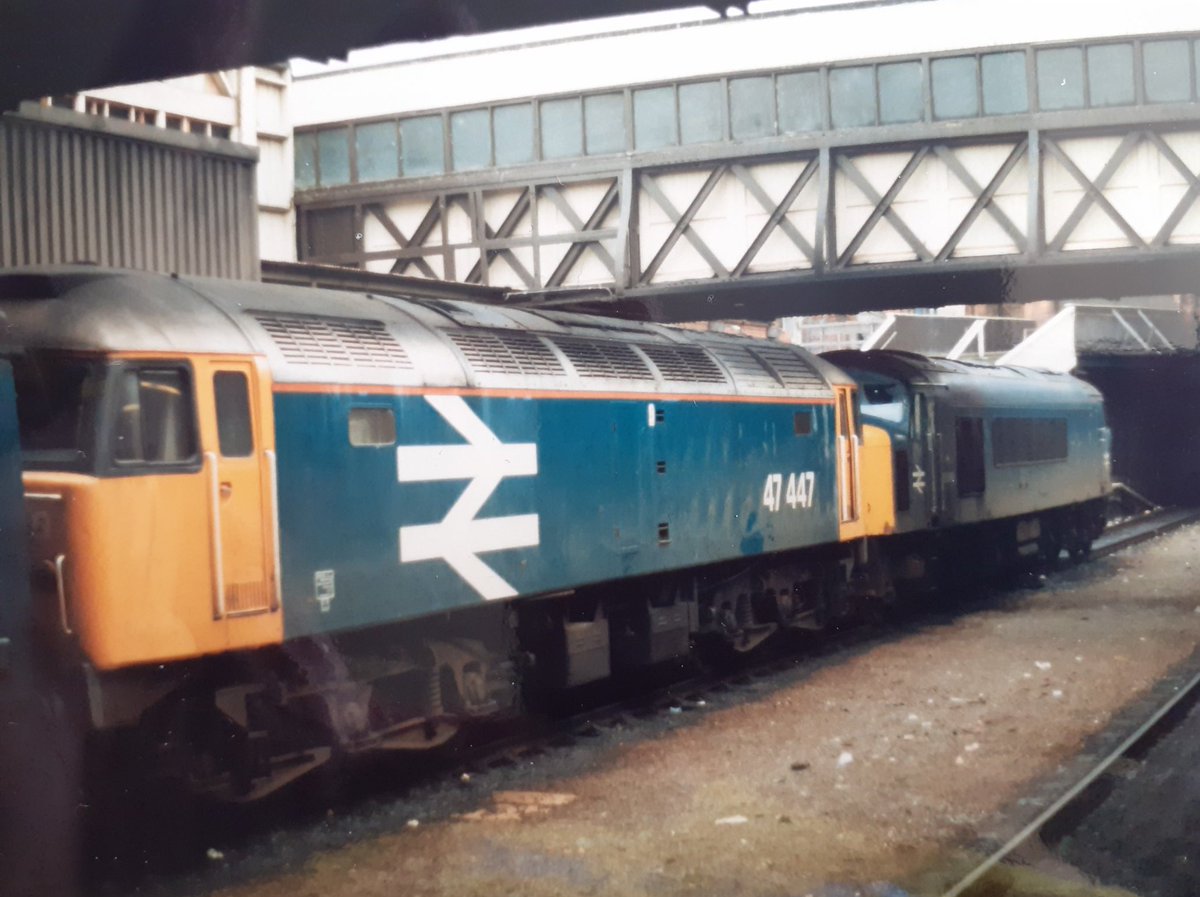 #ThunderbirdThursday Leicester p3 see's an unidentified Peak taking charge of 47447 on a parcel/newspaper Van's train in the 80's...
@thesatnav89 @Andym13 @holtona72 @MrDeltic15 @LeicsCAMRA_SC