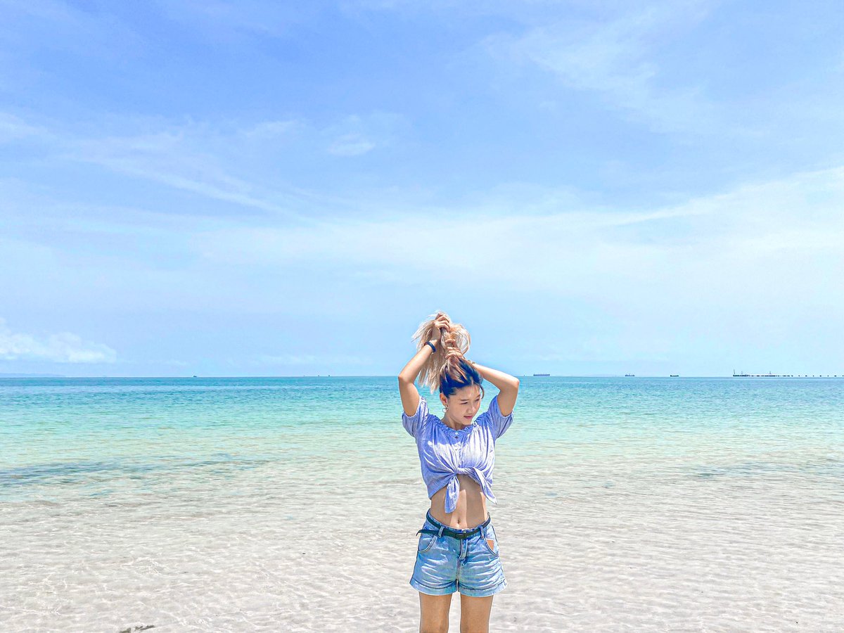 Sovannyka1's tweet photo. 💦 ខ្ញុំជា មេឃ  ខ្ញុំជា សមុទ្រ 💦 

      我是天 我是海

💙 ខ្ញុំចង់មាន ព្រះអាតិទ្យ និង ព្រះចន្ទ័ 💙 

      我想拥有 太阳和月亮 

#blueka
#phteahleng
#skysunsea
#adventurelife
#cambodia https://t.co/U8QWJCFyLI
