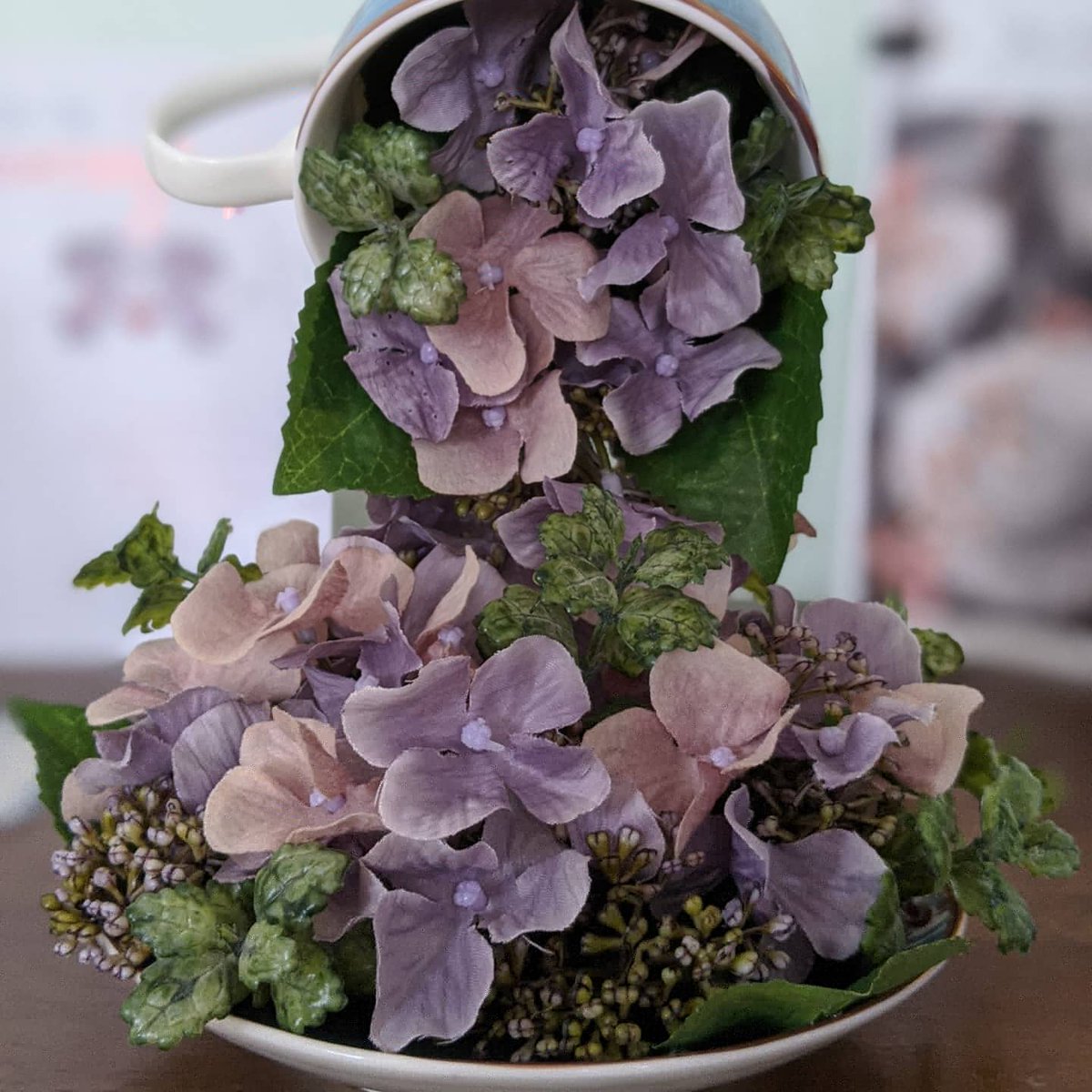 Heylookapanda's tweet photo. Made this for Mum for her birthday. 🥰
.
.
.
.
#floatingcup #mothersday #birthday #artsandcrafts #flowers #iloveart #madewithlove https://t.co/7p8alqo7Sr