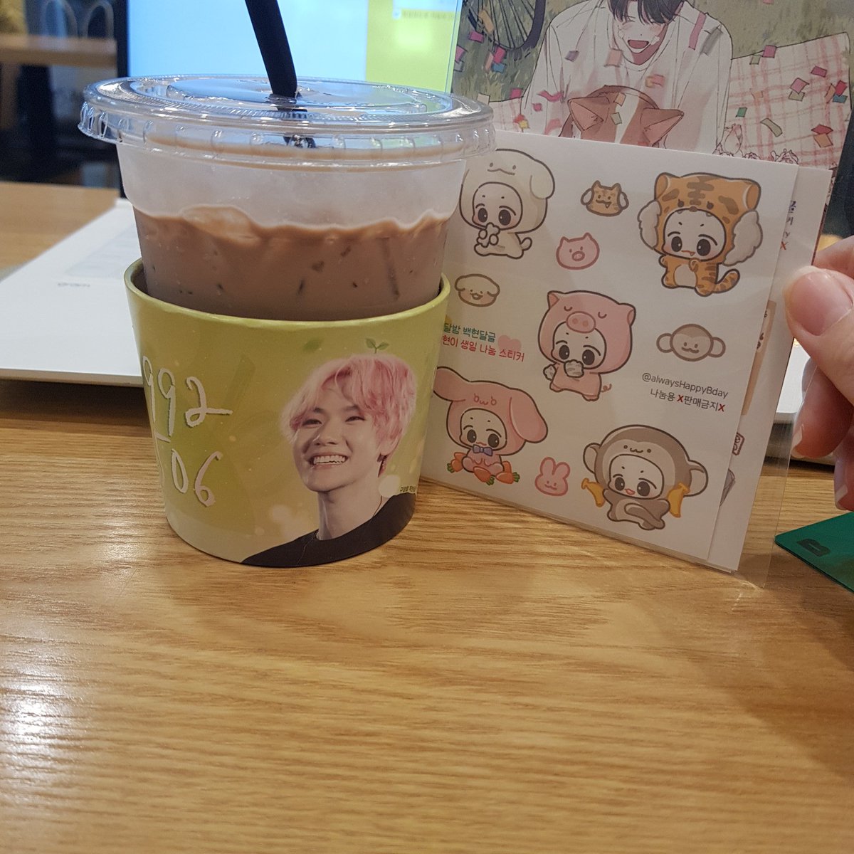 maz_1485's tweet photo. #빛이_내린_오월의_봄
@alwaysHappyBday 백현투어 둘째날!!! 둘째날 시작은 카페 머머에서 특전맛집... 심지어 음료 이름도 너무 귀야웠다ㅜㅜ 세훈이 생일때 왔어서 이번에는 길 안헤매고 바로 찾을 수 있었다 드리미님 전시회 전까지 과제하면서 있었는데 넘�� 최고였다..ㅠㅠ🤦‍♂️ https://t.co/RoaITXgMdF