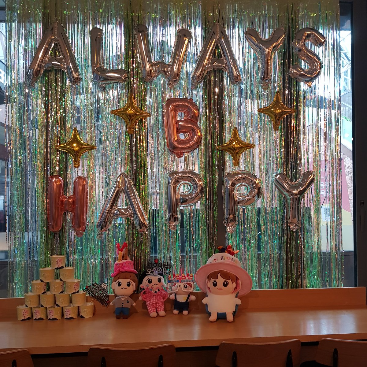 maz_1485's tweet photo. #빛이_내린_오월의_봄
@alwaysHappyBday 백현투어 둘째날!!! 둘째날 시작은 카페 머머에서 특전맛집... 심지어 음료 이름도 너무 귀야웠다ㅜㅜ 세훈이 생일때 왔어서 이번에는 길 안헤매고 바로 찾을 수 있었다 드리미님 전시회 전까지 과제하면서 있었는데 넘�� 최고였다..ㅠㅠ🤦‍♂️ https://t.co/RoaITXgMdF