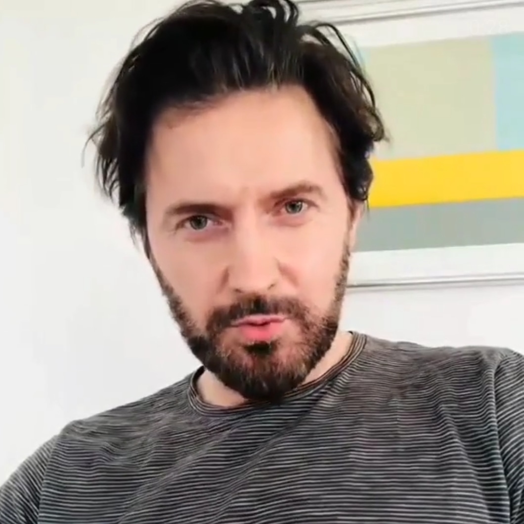 GonzoNr2's tweet photo. Well good morning, here is your 'out of bed hair kiss o gram Richard' 💋🥰❤
#dailyarmitage #richardarmitage #kissogram #outofbed https://t.co/yrVxoLYBUo