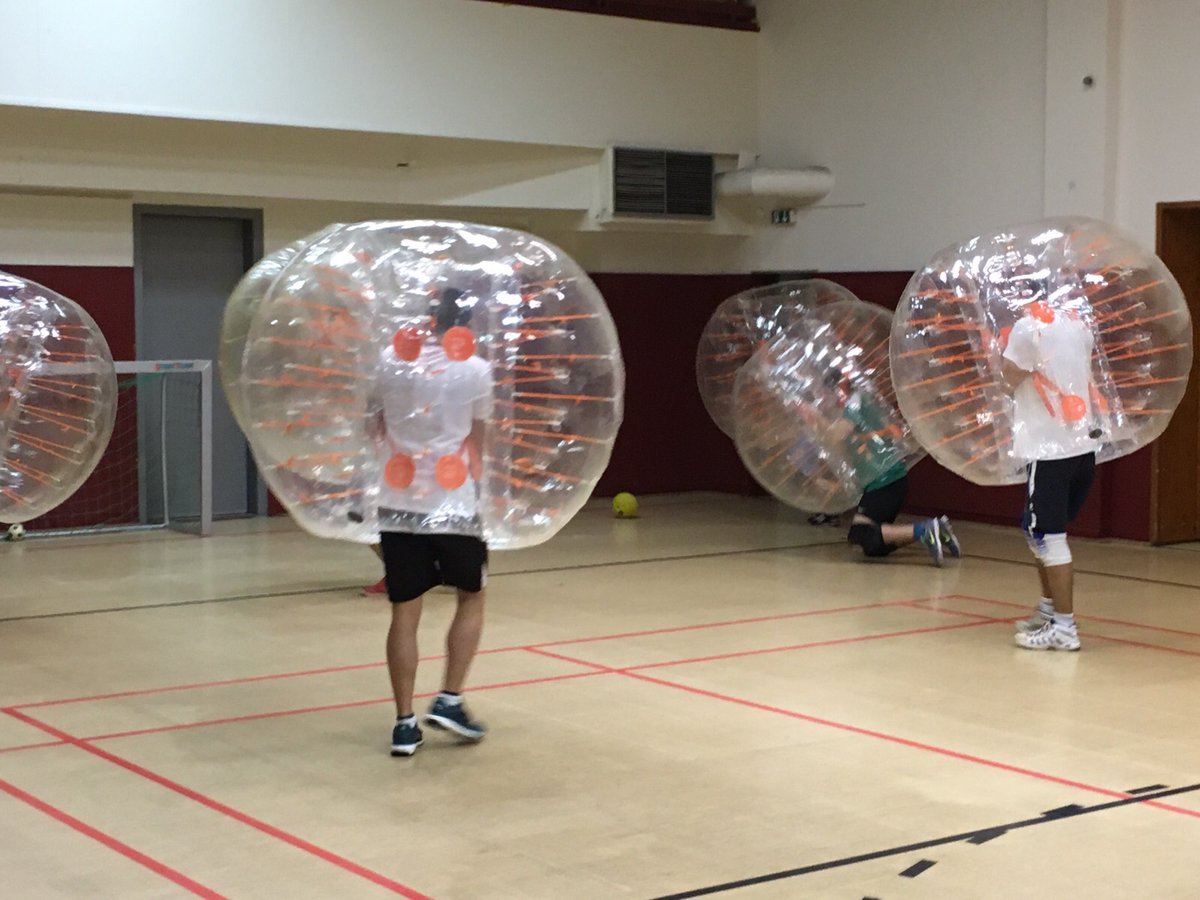 domfijal's tweet photo. Die ultimative Lösung für das Kontaktverbot:
Spuckschutz / Abstandshalter bedingt auch als Maske geeignet. 
Der Nachfolger der Maskenpflicht, die Bubble Ball Pflicht...

Bildquelle: Von Libbeks - Eigenes Werk, CC BY-SA 4.0, https://t.co/sEsntvWLu4 https://t.co/O3xu8kl8cL