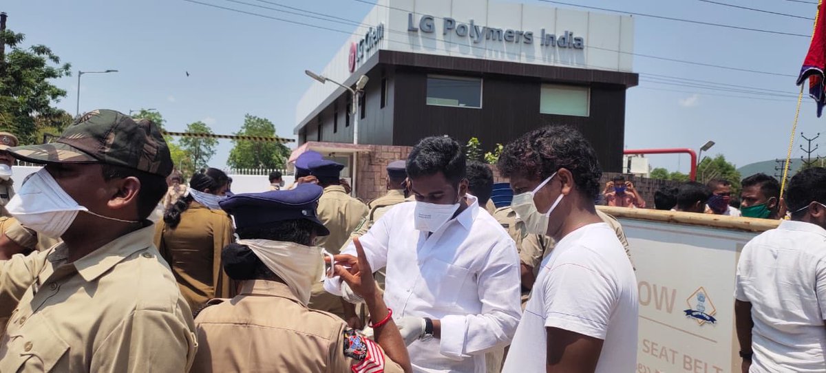 Thota1Arjun's tweet photo. విశాఖపట్నం లో గ్యాస్ లీక్ అయినా ఘటన స్థలం కి చేరుకున్న @JanaSenaParty  యువ నేత @DrSandeepJSP గారు 
@PawanKalyan https://t.co/Q3SXhZAe2e