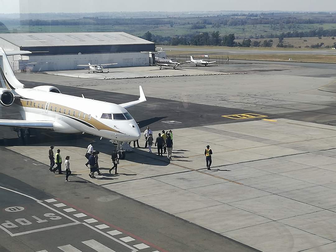 zulu_fly's tweet photo. Couple of years ago I was having Sunday lunch at @Lanseria_Int and upon arrival at the restaurant I was greeted by this big bird. ZS-OAK. The Famous #Guptajet. Global Express 6000. I was chilling there marveling at it. The famous family popped out with an entourage. https://t.co/WfVAD2FeOH