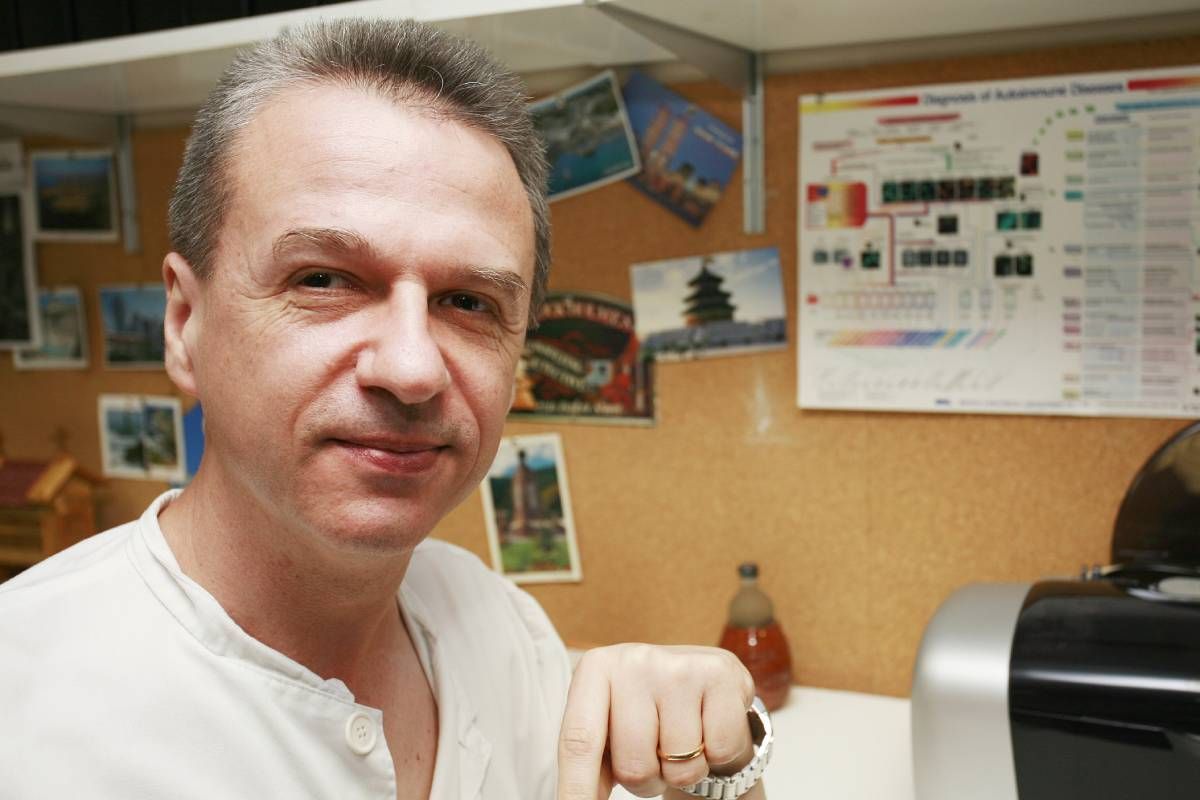 La experiencia en autoinmunes ha posibilitado el tratamiento empírico en la fase inflamatoria de la #COVID19. Así lo explica el especialista del <a href="/hospitalclinic/">Hospital Clínic</a> Ricard Cervera en un encuentro <a href="/Fede_al_dia/">Grup Fedefarma</a> bit.ly/3cbgT4O