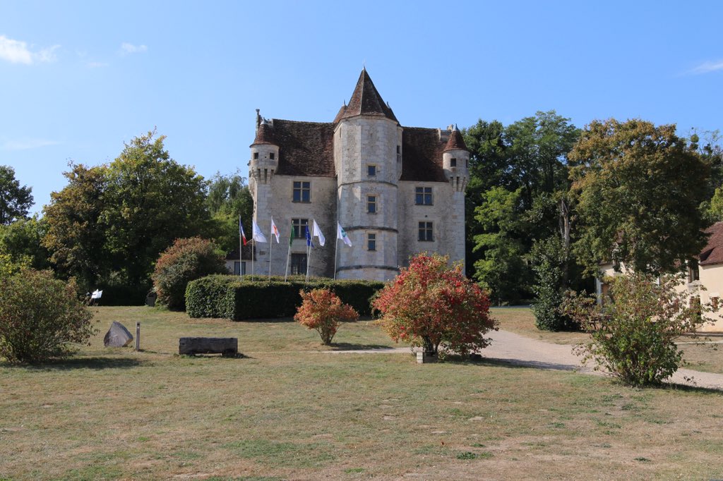 L'initiative #CetÉtéJeVisiteLaFrance encourage le tourisme local cet été.
La France regorge de trésors : je pense au Manoir de Courboyer situé à -de 100km de Paris, que nous soutenons via  <a href="/fond_patrimoine/">Fondation du patrimoine</a> <a href="/bernstephane/">Stéphane Bern</a>
Cet été, visiter la France sera un #gestecitoyen 🇨🇵