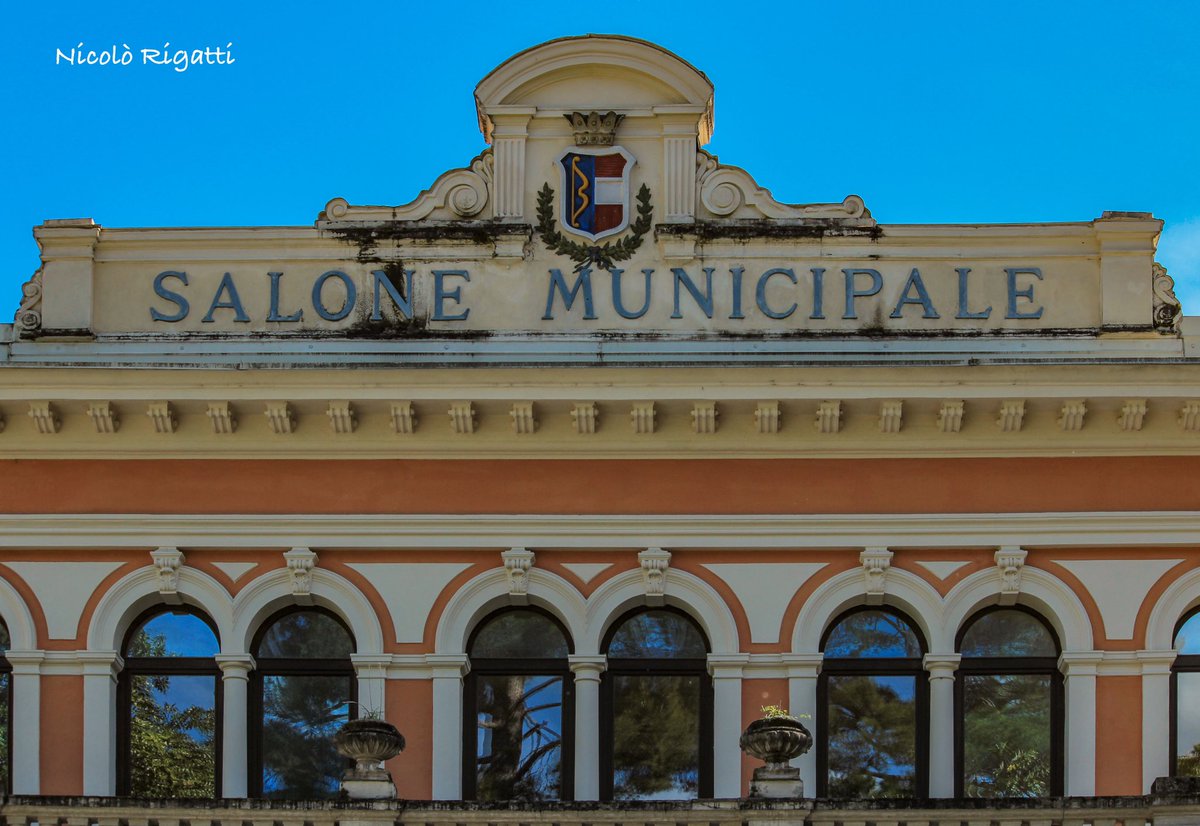 NiCkRiga89's tweet photo. SALONE MUNICIPALE 

#storia #story #mycity #visit #beautiful #photo #photooftheday #shot #remember #casino #view #riflessi #lovemyplace #travel #trentino #sky #blue #color #decor  #decoration https://t.co/c8U6Wraop6
