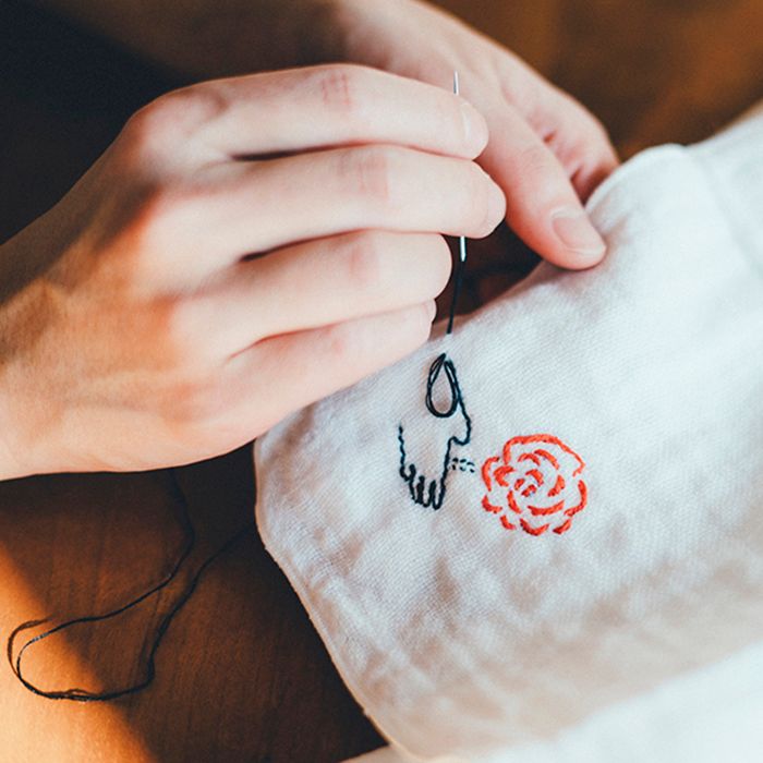 LOVEGREEN_media's tweet photo. ふわふわのガーゼのハンカチと、ゆるゆるかわいい図案20個、刺繍糸がセットになっています。時間も忘れ、黙々と刺繍に夢中になるおうち時間を過ごしてみませんか?🌱
#LOVEGREEN #LOVEGREENSTORE #Botapii
https://t.co/Xp9fISFeHj https://t.co/21VReFwlre