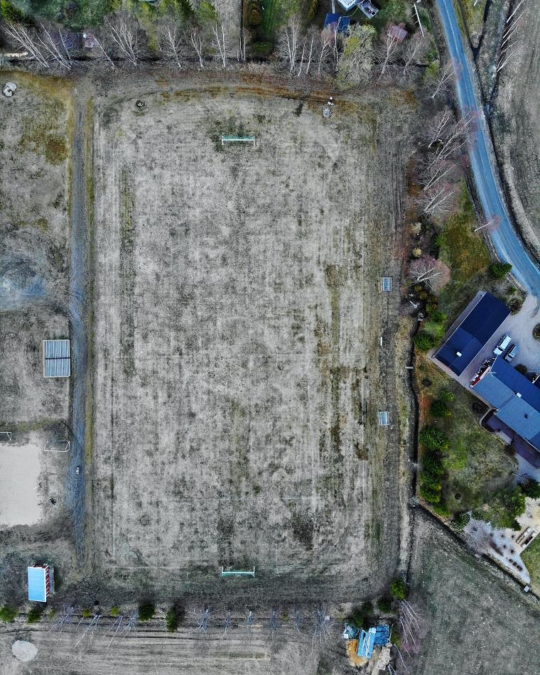 Byyri's tweet photo. Lisää dronekuvia Byyrin seuraajilta! Tämä kenttä huokuu alasarjaromantiikkaa, mutta tunnistaako kukaan, mistä kentästä on kyse 🤔🏟️

#jalkapallo #viitonen #vitonen https://t.co/3sJFZCCWut