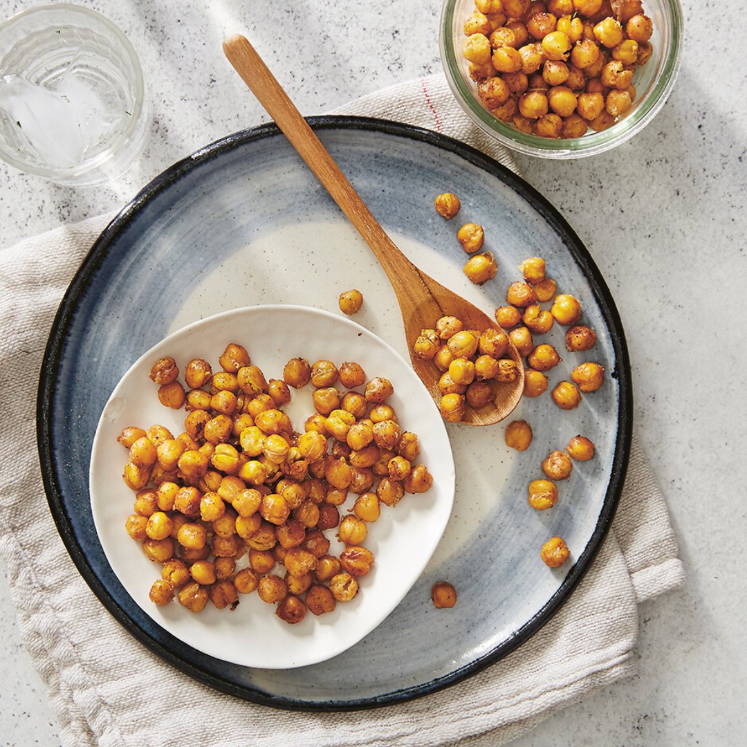 murdochbooks's tweet image. Brain fog? Easily irritated? Lost your motivation to do... anything? You may not be getting the nutrients your body needs. Try a protein-rich snack like these maple-roasted cinnamon chickpeas. You can find the recipe in #SnackPower by tiffhall_xo, available now!