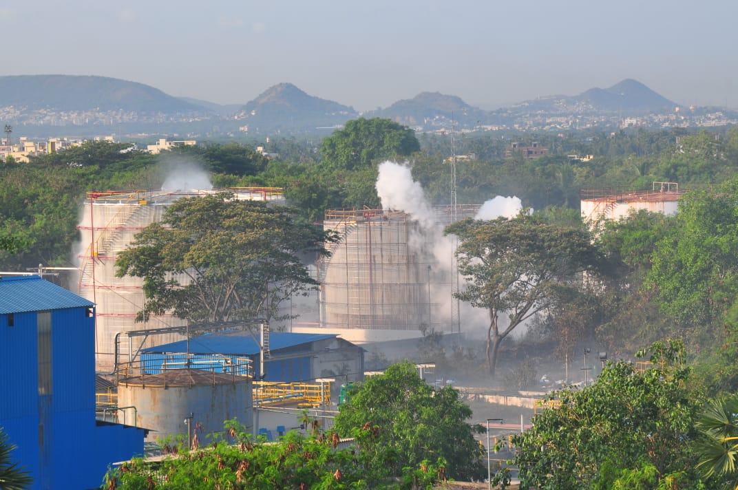 drKumaravel's tweet photo. Man made disaster. #LGPolymers #Gasleakage #chemical Similar to #UnionCarbide #Bhopal tragedy Updates are terrifying 5villages & 5000 fall sick after styrene gas leak #Vepagunta near Gopalapatnam in #Visakhapatnam around 2:30 IST today #PVCGAS #AP #environment #HindusthanPolymers https://t.co/jhmgbsTfmL