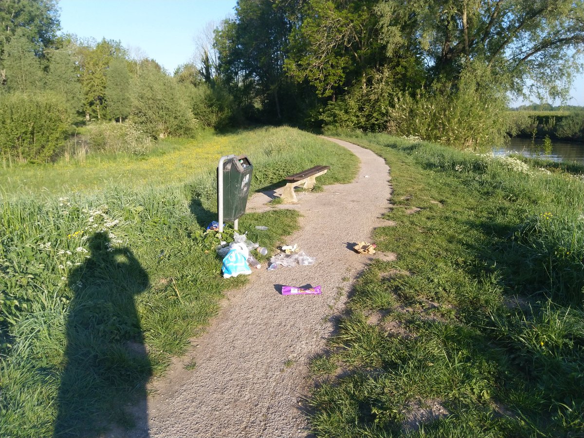 Helaas niet de eerste keer hier dat het afval naast de bak wordt gegooid of niet wordt meegenomen. Kan hier een keer wat aan gedaan worden? Heemtuin Geldermalsen <a href="/AvriSchoon/">Avri</a> <a href="/WestBetuwe/">West Betuwe</a>