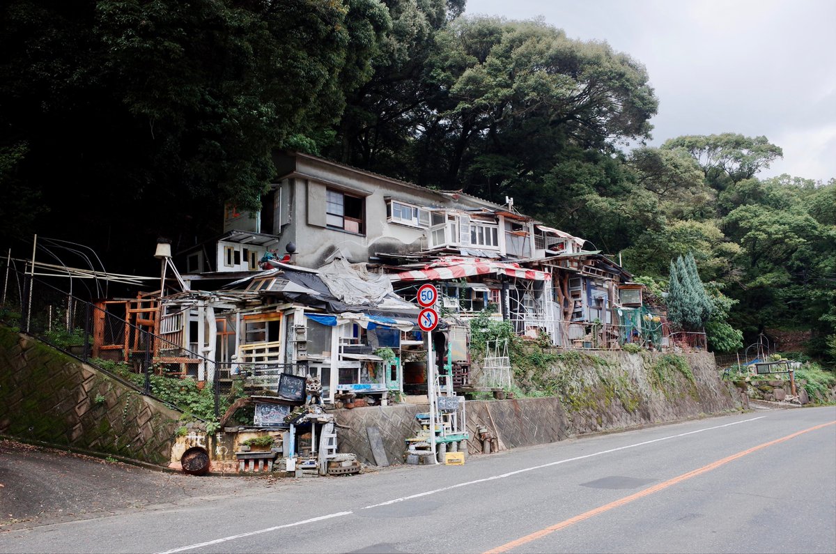 kushinon's tweet photo. 佐賀県在住の馬田亮一さんは、現代美術家・奈良美智さんや西野達さんらと親交があった。
自己破産により車上生活を送りながら佐賀県へ。
朽ちた建物を改修し、自給自足の生活を送りながら表現を続けている。

馬田亮一 -自給自足のアートハウス-
https://t.co/FR5I4eH5E6 https://t.co/impN6V0dgs