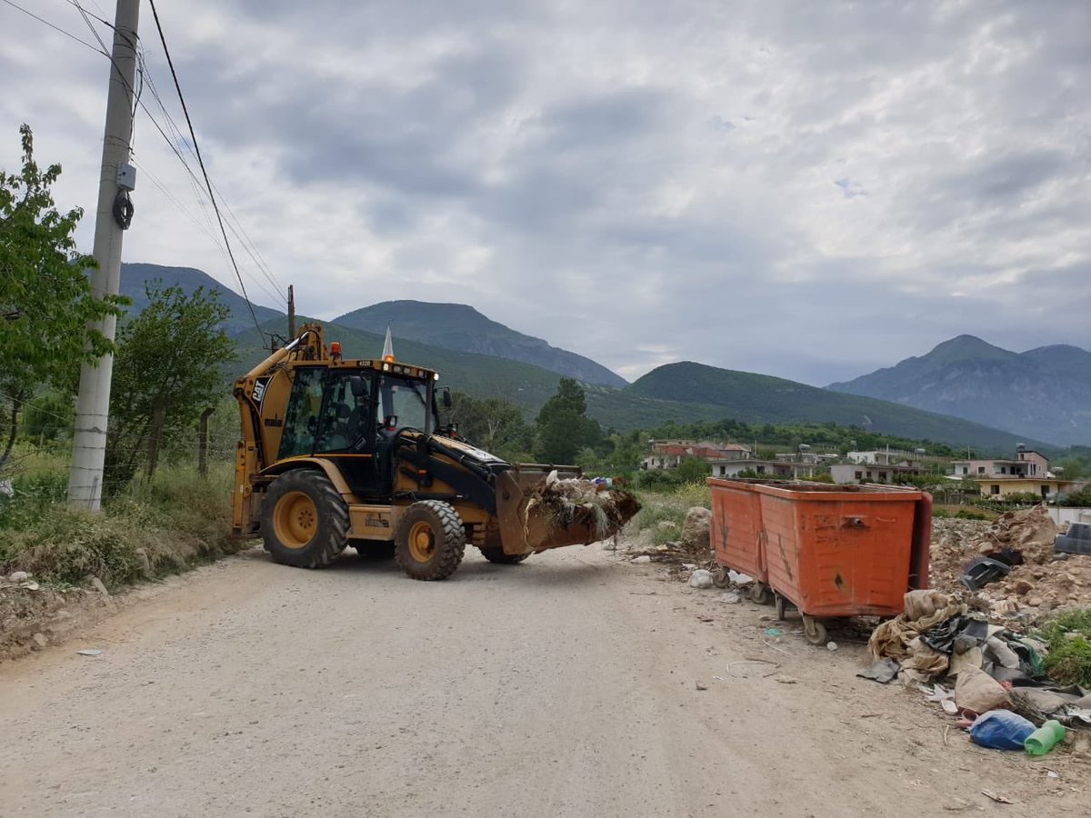 ArlindaBinjaku's tweet photo. Janë super ekip. 👷🏼♂️💪🏻
Bashkë kemi mësuar ta duam ♥️ Tiranën, e ta duash do të thotë të kujdesesh që të jetë kudo pastër.
#ZallHerr 👏🏻 https://t.co/rhJAQlintu