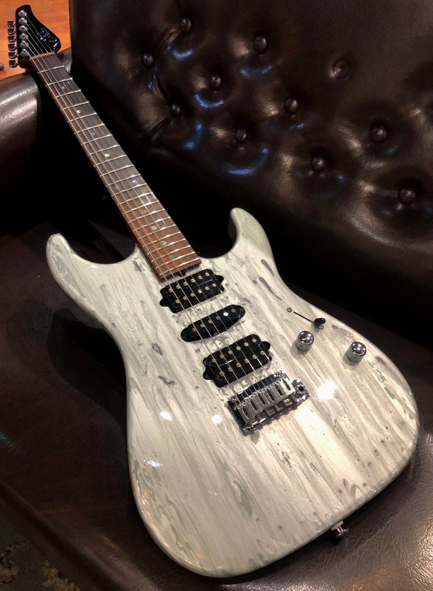 ishibashimusic's tweet image. ブラジリアンローズウッド指板を使用したカスタムモデル、Suhr Standardの中古品が入荷！
思わず目を奪われるSilver Dripカラーが印象的です。
詳細は商品ページをご覧下さい。
#Suhr #BZF
^渋谷店
bit.ly/3cdKzht