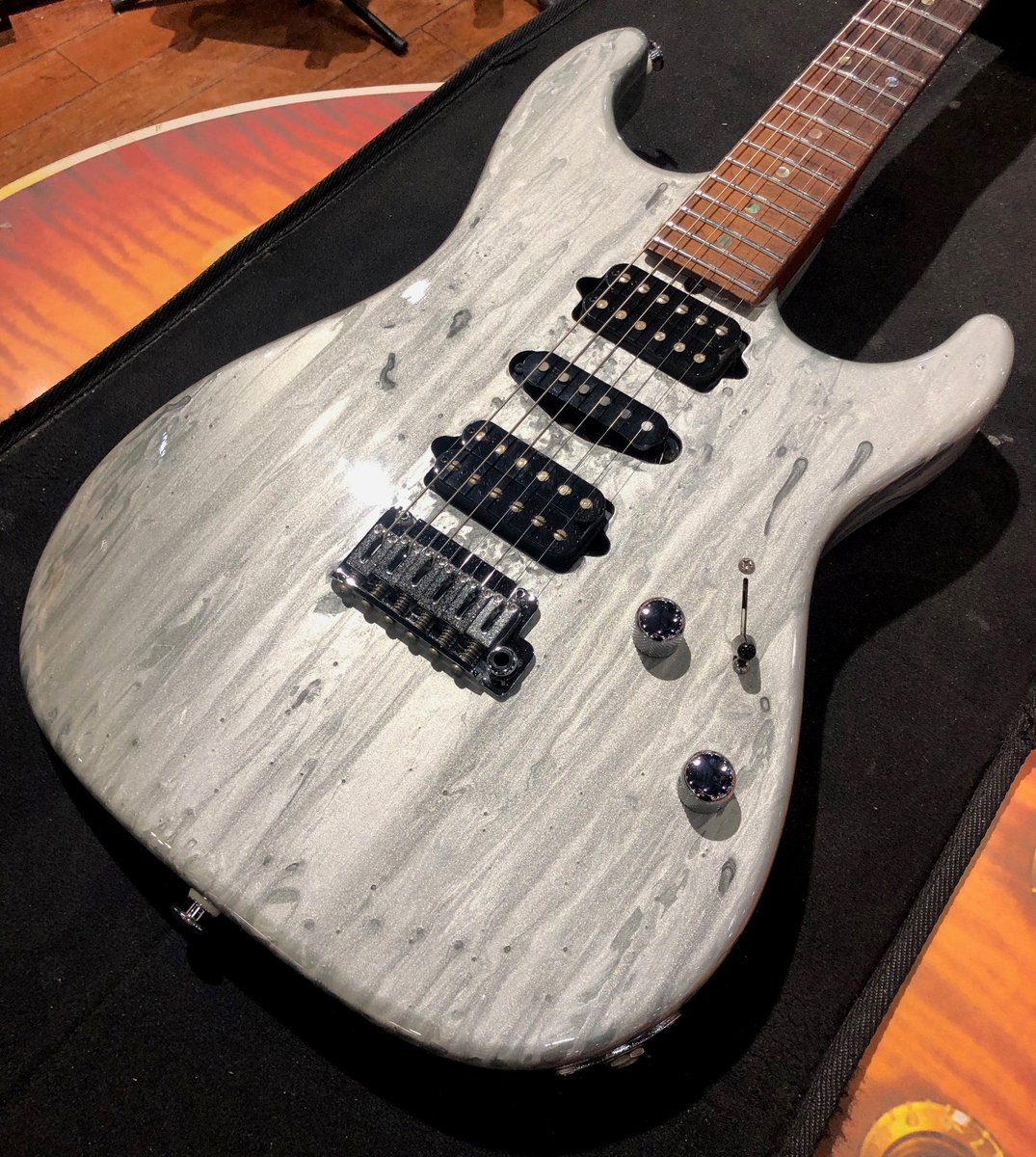 ishibashimusic's tweet image. ブラジリアンローズウッド指板を使用したカスタムモデル、Suhr Standardの中古品が入荷！
思わず目を奪われるSilver Dripカラーが印象的です。
詳細は商品ページをご覧下さい。
#Suhr #BZF
^渋谷店
bit.ly/3cdKzht