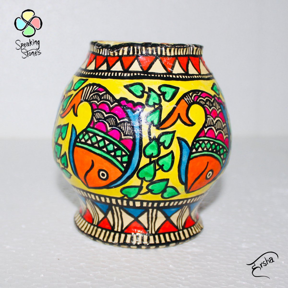 SpeakingStonesA's tweet photo. Madhubani on Karwachauth pot. 
One of our favourite Traditional Indian Art forms. 
DM TO ORDER.
#decoratives
#roomdecor
#couplethings
#karwachauth
#indianart
#madhubani
#interior
#vibrantcolours
#artcurator
#artstore https://t.co/6ccuJEsyiK