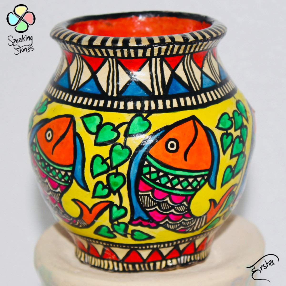 SpeakingStonesA's tweet photo. Madhubani on Karwachauth pot. 
One of our favourite Traditional Indian Art forms. 
DM TO ORDER.
#decoratives
#roomdecor
#couplethings
#karwachauth
#indianart
#madhubani
#interior
#vibrantcolours
#artcurator
#artstore https://t.co/6ccuJEsyiK