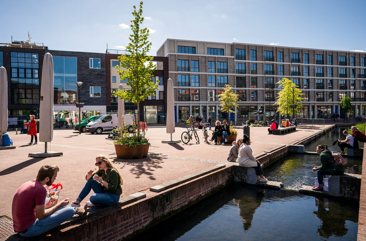 De Jansbeek tijdens bevrijdingsdag: geen festivals of andere evenementen, maar wel op gepaste afstand van het zonnetje genieten! 

Bron: Freek van den Bergh / de Volkskrant