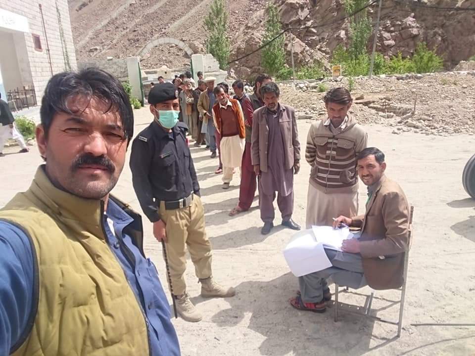 DKharmang's tweet photo. اج طولتی کمنگو ہلال اباد گہوری مادھوپور کسورو کی مستحقین کو راشن تقسیم  ڈپٹی کمشنر صاحب کھرمنگ ، اسسٹنٹ کمشنر صاحب کھرمنگ ،ایس پی صاحب کھرمنگ اور پاک فوج کا شکریہ ادا کرتے ہیں۔اور تعاون کرنے پر کھرمنگ عوام کا بھی تہہ دل سے شکریہ ادا کرتے ہیں https://t.co/Gu8As1ruDZ