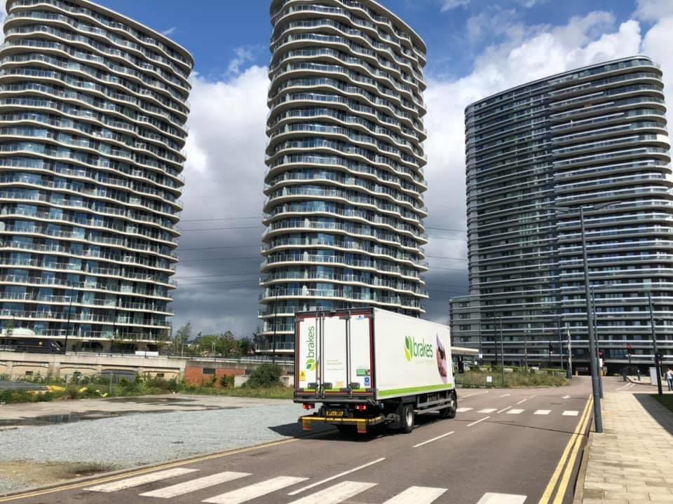 Brakes_Food's tweet photo. Working together with @BidfoodUK we have now delivered over 1 Million @DefraGovUK food care parcels to the most vulnerable people of our country
Huge thanks goes to our #Keyworkers who have worked incredibly hard to make this possible 👏
#StayHomeSaveLives  
@mhclg #InItTogether https://t.co/dmrwfS4hvH