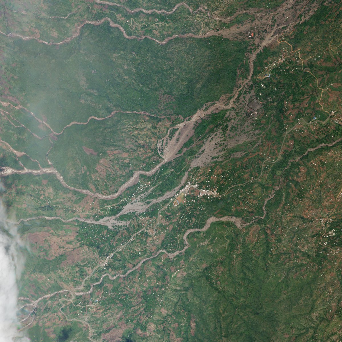 davepetley's tweet photo. My friends at @planetlabs have captured wonderful high resolution SkySat imagery of the 17 April 2020 channelised debris flows at #Chesegon, #Kenya. My thanks to @rsimmon for organising this and processing the image:- https://t.co/xpN38clnmw https://t.co/bwkZJGDgbO
