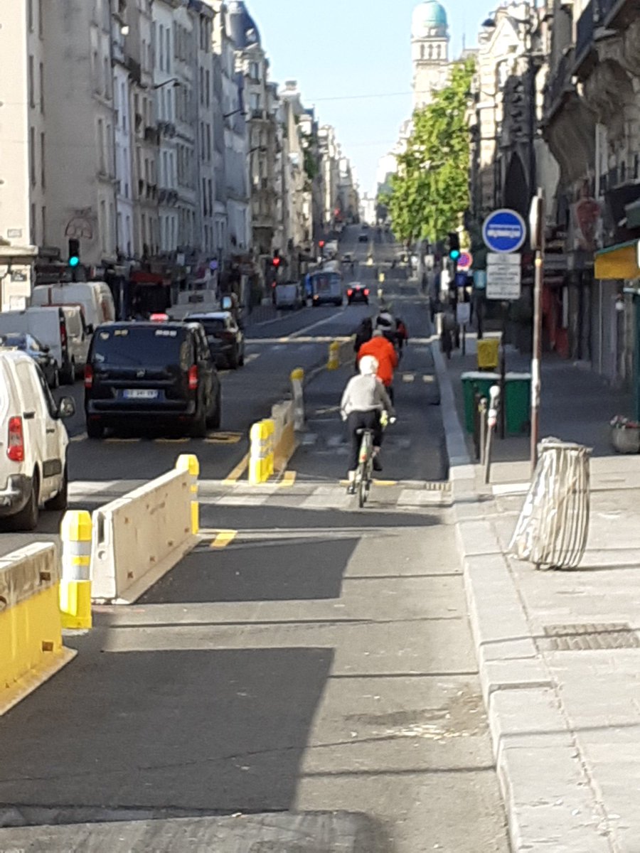 C_Najdovski's tweet photo. Rue Saint-Jacques. "On découvre un matin qu'on a une piste en bas de chez soi !"
Le programme des #coronapistes est lancé ! https://t.co/xLZ8eX5xsA