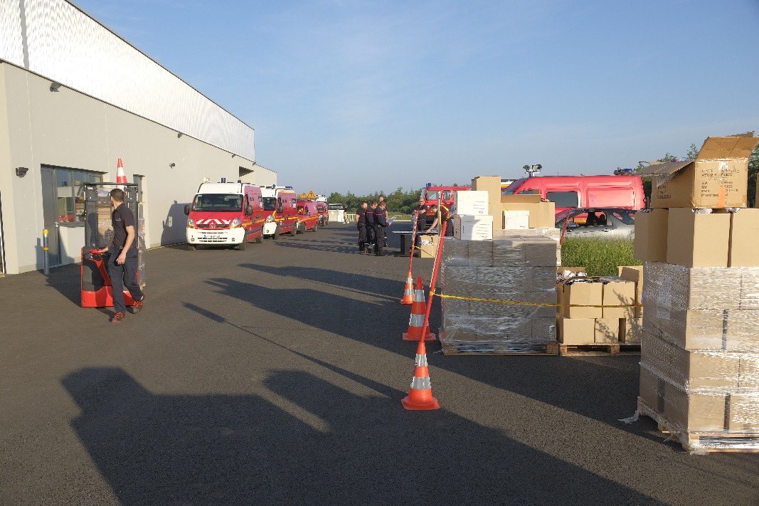 olivierrichefou's tweet photo. Visite ce matin au @sdis53 où les 300 000 masques sont prêts à être livrés dans les communes du département. Un grand merci aux personnels du @sdis53, de la @ProtecCivile53 et de la @CroixRouge pour leur mobilisation @ars_pdl @Prefet53 @AMF_53 #solidarité #maymasque @PompiersFR https://t.co/stK1Uc3QAK