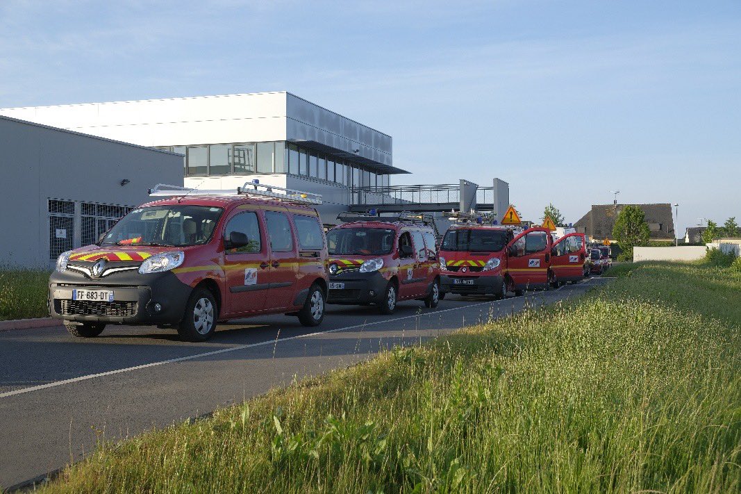 olivierrichefou's tweet photo. Visite ce matin au @sdis53 où les 300 000 masques sont prêts à être livrés dans les communes du département. Un grand merci aux personnels du @sdis53, de la @ProtecCivile53 et de la @CroixRouge pour leur mobilisation @ars_pdl @Prefet53 @AMF_53 #solidarité #maymasque @PompiersFR https://t.co/stK1Uc3QAK