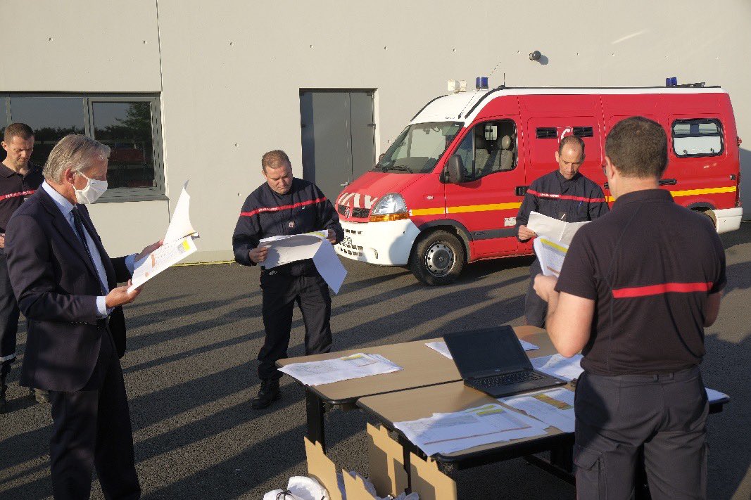 olivierrichefou's tweet photo. Visite ce matin au @sdis53 où les 300 000 masques sont prêts à être livrés dans les communes du département. Un grand merci aux personnels du @sdis53, de la @ProtecCivile53 et de la @CroixRouge pour leur mobilisation @ars_pdl @Prefet53 @AMF_53 #solidarité #maymasque @PompiersFR https://t.co/stK1Uc3QAK