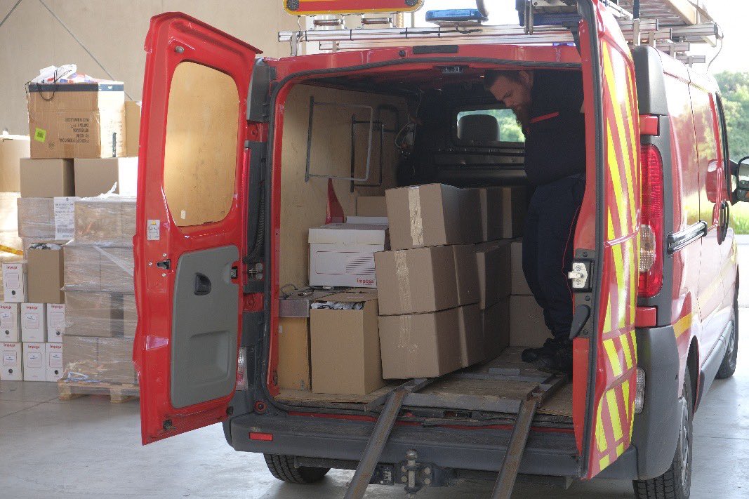 olivierrichefou's tweet photo. Visite ce matin au @sdis53 où les 300 000 masques sont prêts à être livrés dans les communes du département. Un grand merci aux personnels du @sdis53, de la @ProtecCivile53 et de la @CroixRouge pour leur mobilisation @ars_pdl @Prefet53 @AMF_53 #solidarité #maymasque @PompiersFR https://t.co/stK1Uc3QAK