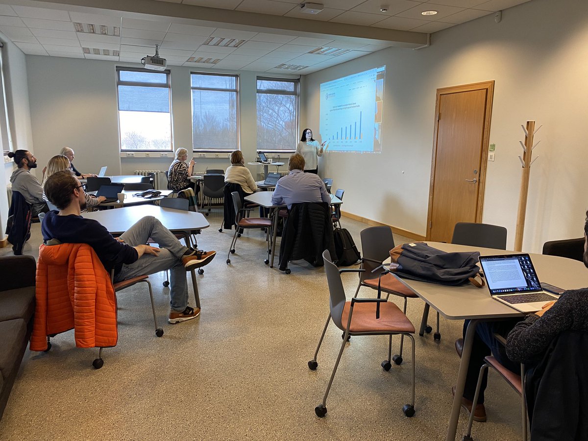 Síðasti tíminn í Námsmati og endurgjöf (háskólakennslufræðinni) fer fram í raunheimum. Breiðfylking þátttakenda sem bíða örugglega spenntir eftir alvöru kaffitíma eftir alla þá rafrænu😉- og frábært að sjá þau svona í alvörunni❤️