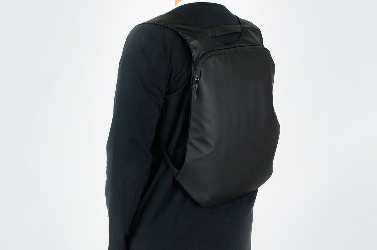 薄いリュック」が発売されました！ 本体の厚みは2cm。極限まで削ぎ