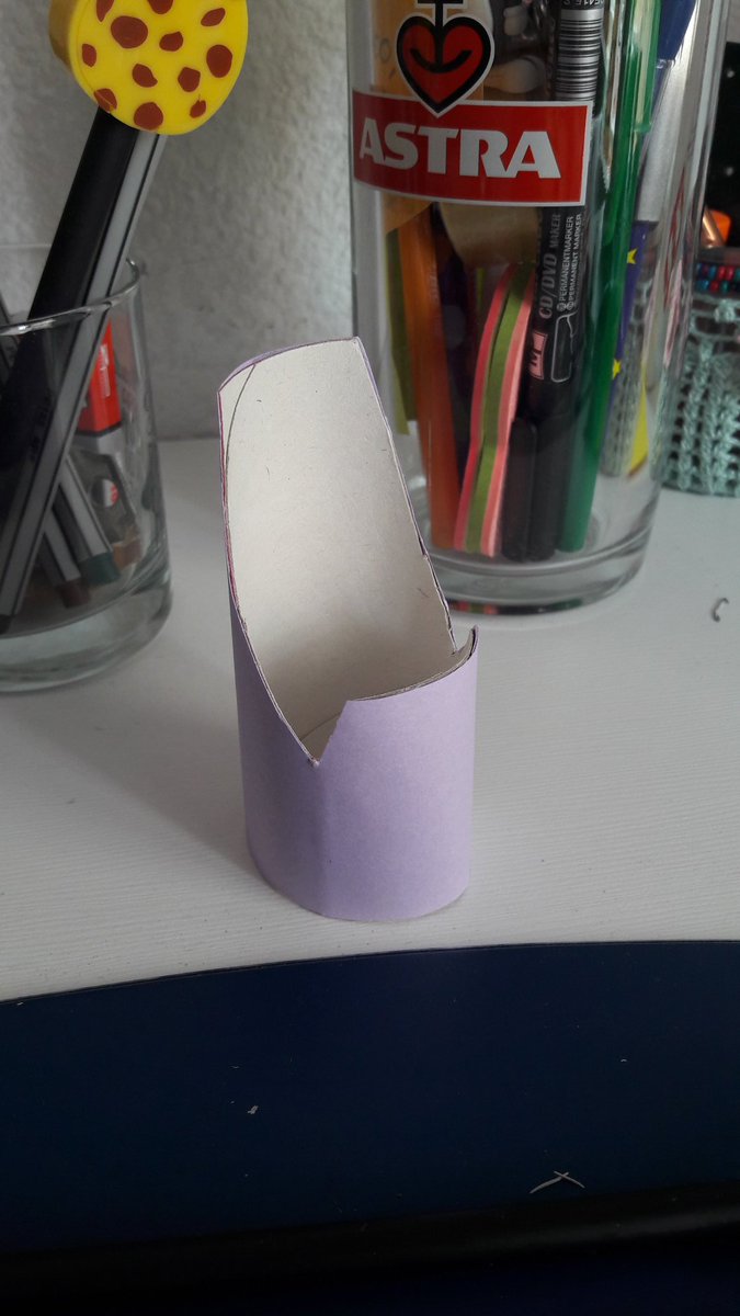 Me levanto temprano, me doy fuerza mental. Venga Elena tú puedes, estas agobiada pero hoy te follas los libros. Todo va bien. Descansito pa meterse en instagram. Omg un sujetamoviles con un cartón de papel higiénico, what an incredible idea.