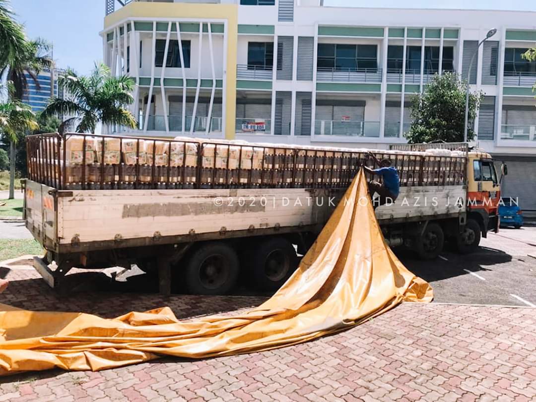 Alhamdulillah, bekalan minyak masak dan barangan lain sebanyak 16000 botol tiba lagi hari ini di Pusat Khidmat Rakyat Parlimen Sepanggar.