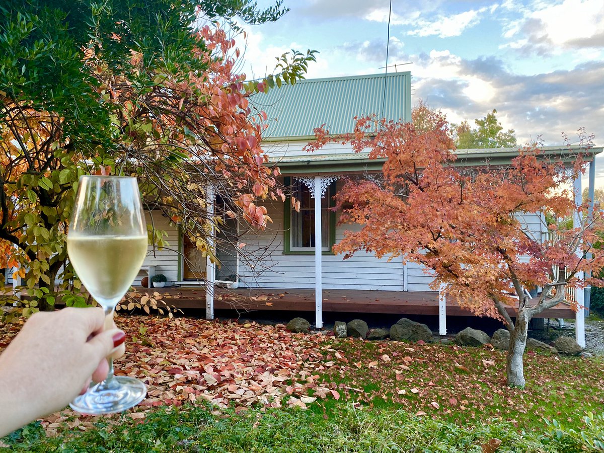 Up at Whitty Cottage in the #KingValley, working on the house &amp; garden before visitors  return. Ordering all the takeaway food &amp; wine: pizza from <a href="/dalzottowines/">Dal Zotto Wines</a> tomorrow &amp; Mother’s Day dinner from <a href="/PizziniWines/">Pizzini Wines</a> Mountain View Hotel. Can’t wait til we can visit them properly again
