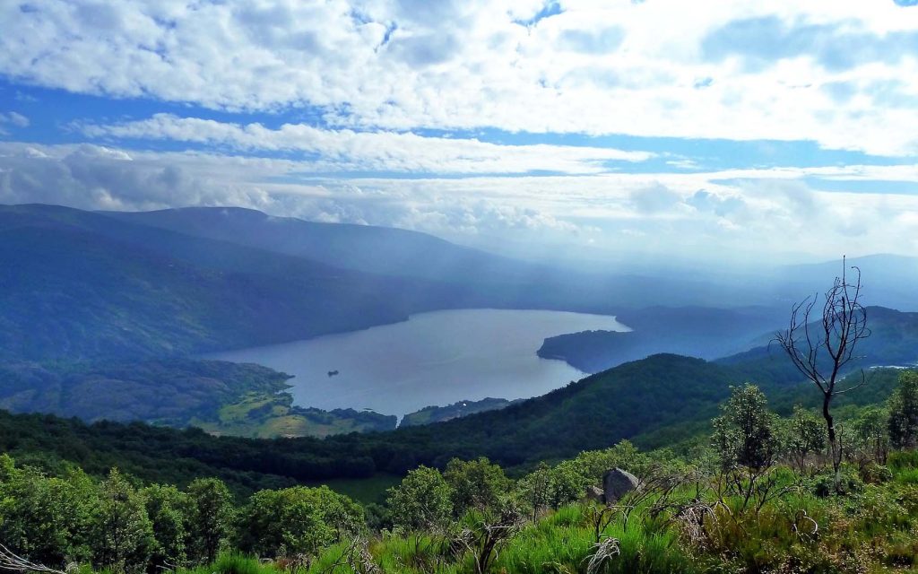 Kike10zam's tweet photo. @Nachodm10 Te dejas alguna que otra como esta. Lago Sanabria ( ZAMORA). De nada. https://t.co/jHsIxMzn5r