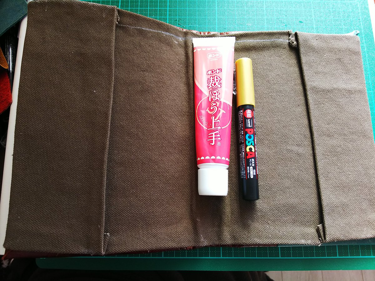 魔法書風なブックカバーが欲しかったので作ってみました😳(漫画本サイズ)
魔法世界の受付嬢にある氷の書をイメージしています❄️
文字入れは電気ペンで。ブックカバー本体は革と布と裁ほう上手一本で仕上げています。色塗りはポスカ😆