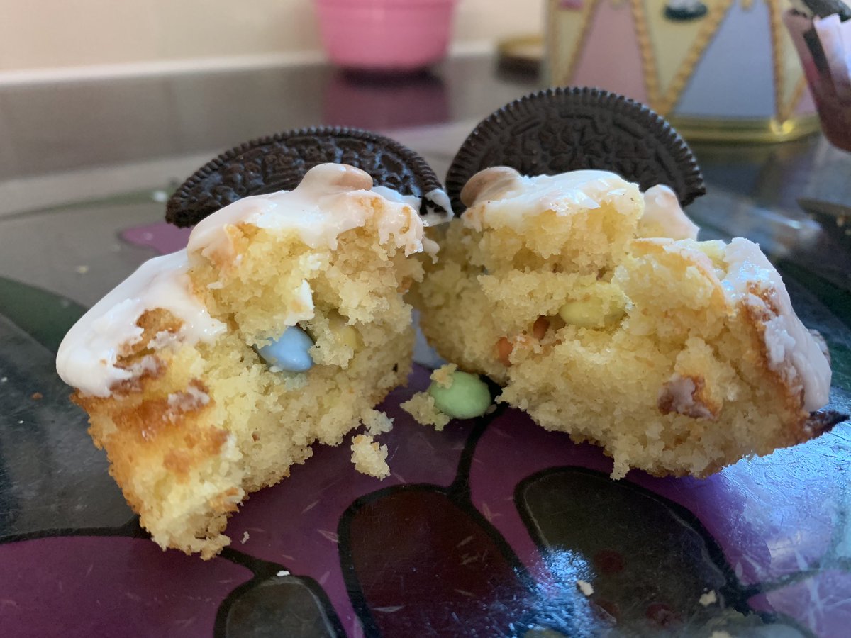 HelksVicky's tweet photo. #MNAbakeoff Scarlett’s puppy cupcakes with hidden piñata treats inside! https://t.co/X1L6dJjDMq