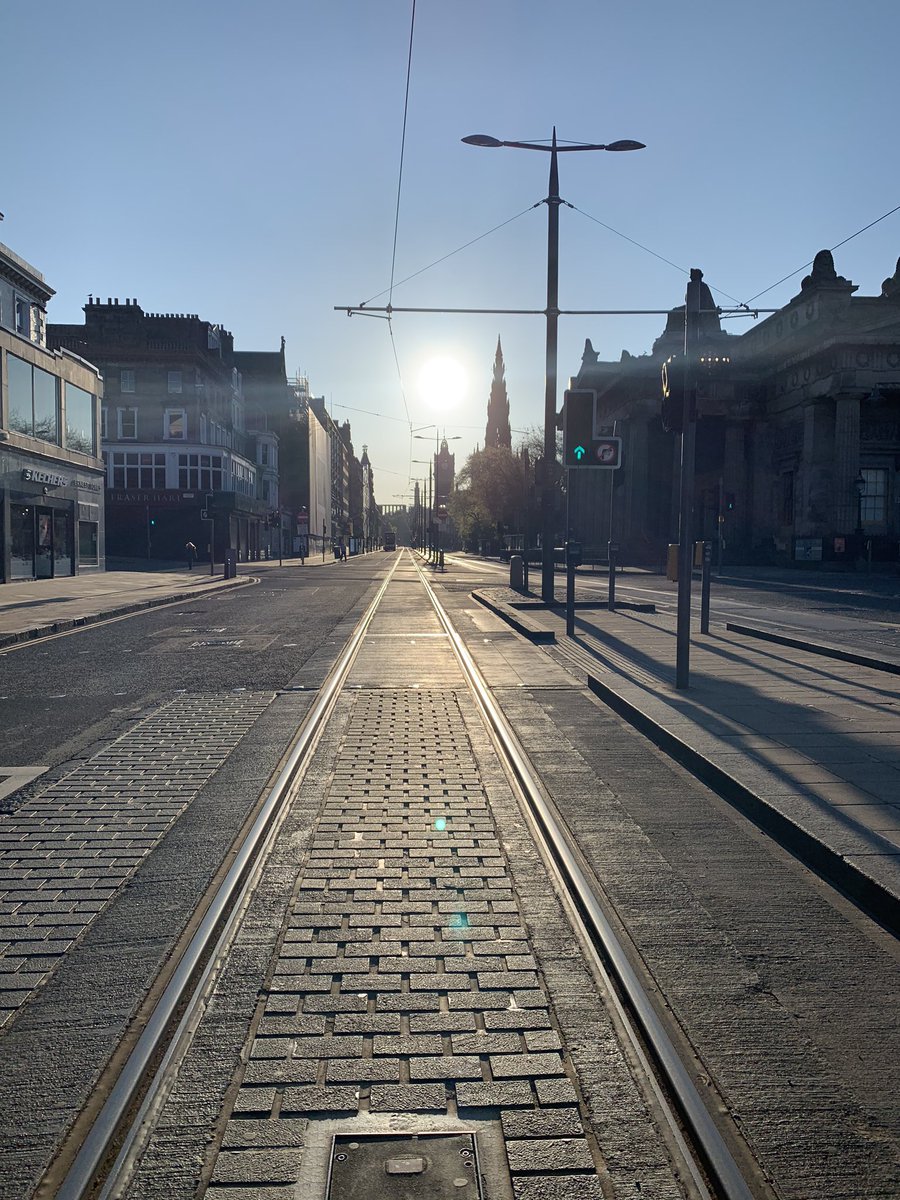 PaulCameroni's tweet photo. How good is Edinburgh 😍☀️ https://t.co/lqjaAPREAN