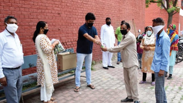 itvfoundation's tweet photo. iTV foundation in Chandigarh in association with Sanjay Chaubey, chairman of Shivanand Chaubey Memorial Charitable Trust and Saroj Chaubey, secretary of the institution, distributed masks and sanitizers to the cleaning workers in the area. 

@Inkhabar @NewsX 
#iTVFoundation https://t.co/ahv9P32mtx