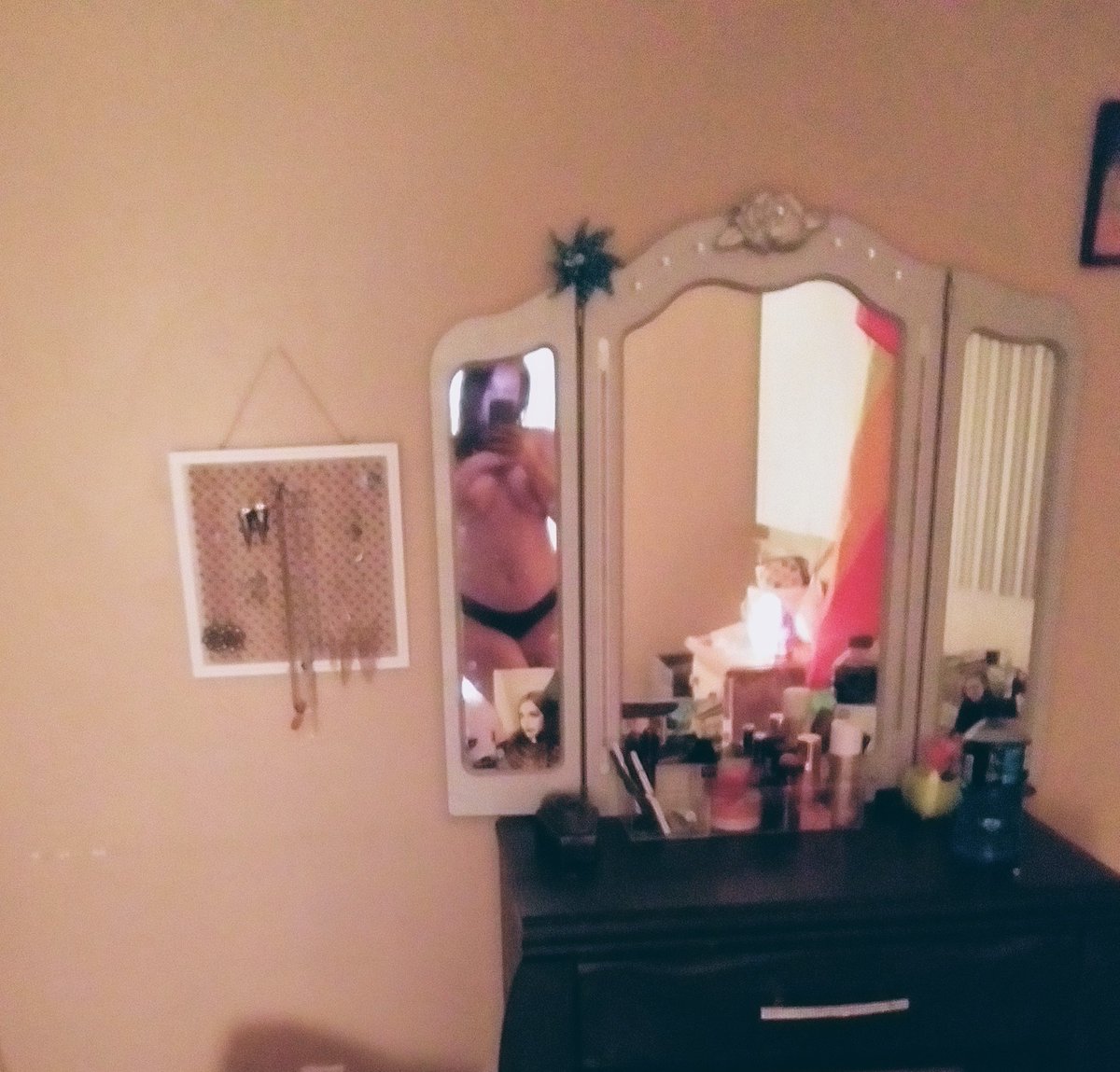 gothtiddies00's tweet photo. I actually love blurry mirror pics?? I look hot af in these https://t.co/gNpnAXAOxt