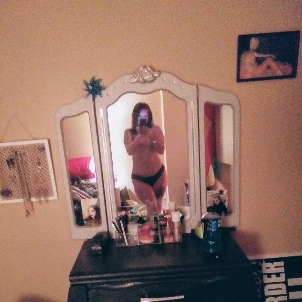 gothtiddies00's tweet photo. I actually love blurry mirror pics?? I look hot af in these https://t.co/gNpnAXAOxt