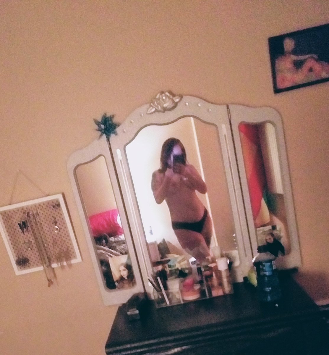 gothtiddies00's tweet photo. I actually love blurry mirror pics?? I look hot af in these https://t.co/gNpnAXAOxt