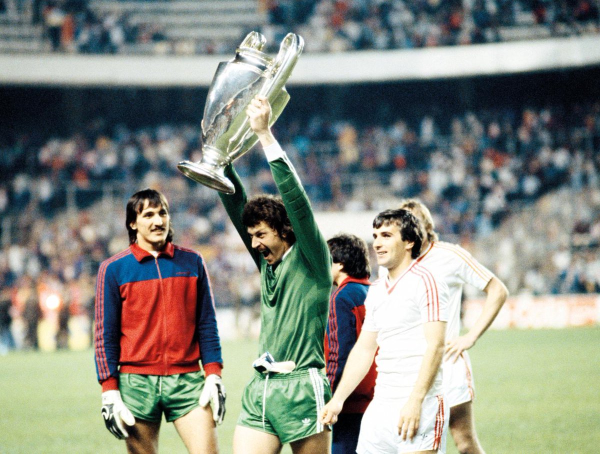 X 上的Classic Football Shirts：「On this day 1986: Steaua Bucharest goalkeeper,  Helmuth Duckadam, saved 4 penalties in a row against El Tel's Barcelona to  won the European Cup  / X