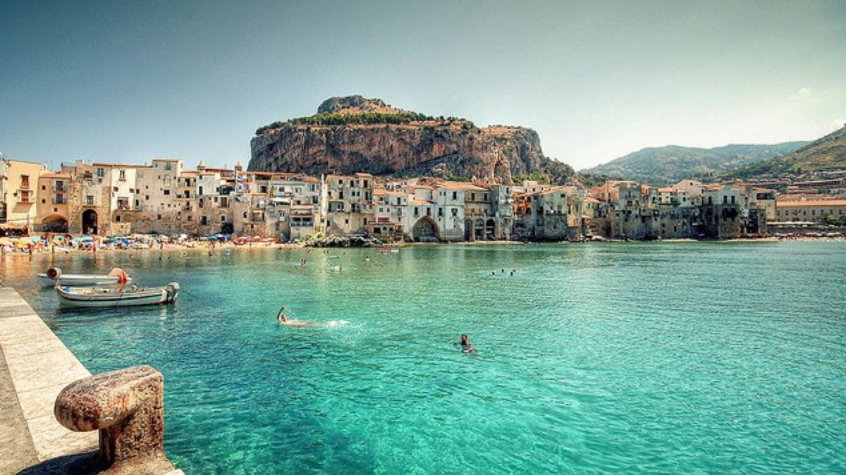 #magicasicilia
Seguiteci in questo viaggio tra le meraviglie dell’isola che ospita la <a href="/TargaFlorioOff/">TargaFlorioOfficial</a>
📷 Il mare azzurro, le case che sfiorano l’acqua. Cefalù perla preziosa inserita anche fra i <a href="/BorghiPiuBelli/">Borghi+belli Italia</a>
ℹ️ targa-florio.it 
#targaflorio