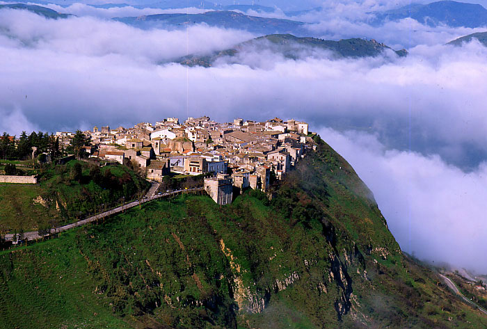 #magicasicilia
Seguiteci in questo viaggio tra le meraviglie dell’isola che ospita la <a href="/TargaFlorioOff/">TargaFlorioOfficial</a>
📷 Benvenuti sulle Madonie, dove è scolpita la storia sull’asfalto, dove i paesi trasudano di ricordi legati alla Cursa.
ℹ️ targa-florio.it 
#targaflorio