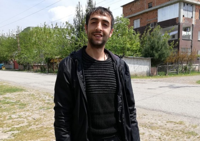 OzgurrGundem's tweet photo. Diyarbakır’da Sur’da haftada bir gezmeye giden, kahvelere takılmayan, sigara ve uyuşturucu kullanmayan, saz çalan ve kitap okuyan Devran Dinç, evinden çıktıktan 4 gün sonra cesede surların içinde bulundu. Baba İsmet Dinç, oğlunun işkence edilerek öldürüldüğünü söyledi. https://t.co/AKsyDguk4Y